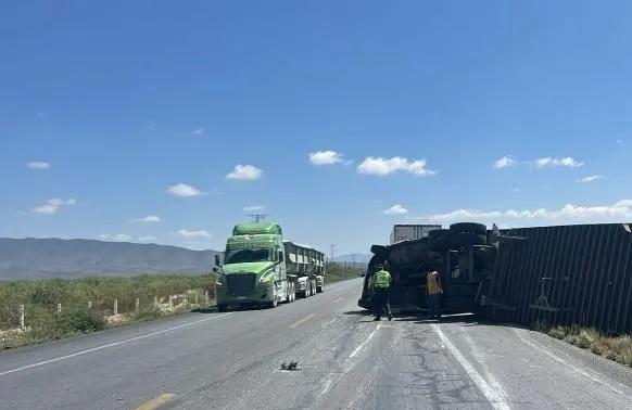 Volcadura de tractocami&oacute;n provoca movilizaci&oacute;n en Saltillo