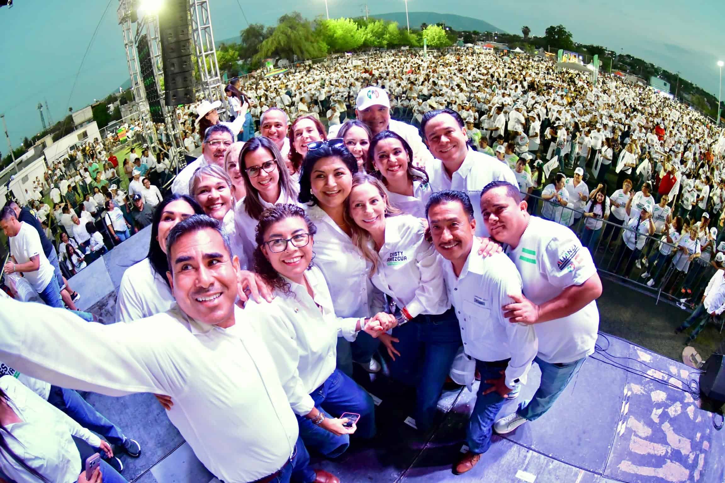 Esra Cavazos y Cristina Amezcua cierran campa&ntilde;a en Monclova con gran apoyo