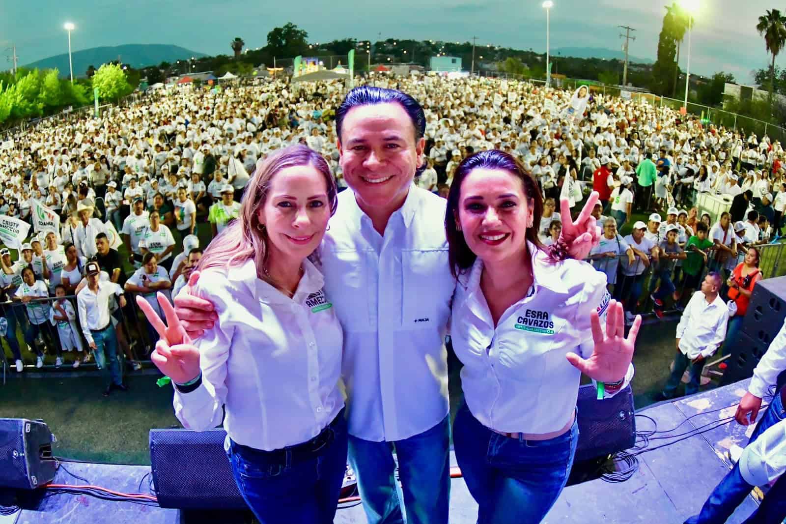Esra Cavazos y Cristina Amezcua cierran campa&ntilde;a en Monclova con gran apoyo