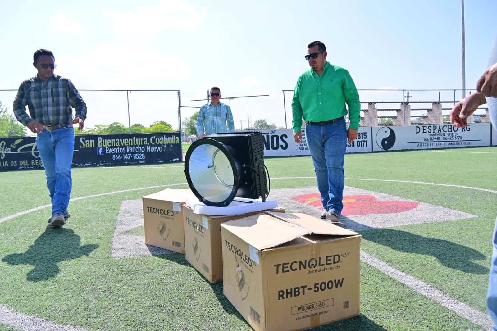Javier Flores Rodr&iacute;guez supervisa avances en iluminaci&oacute;n de Unidad Deportiva