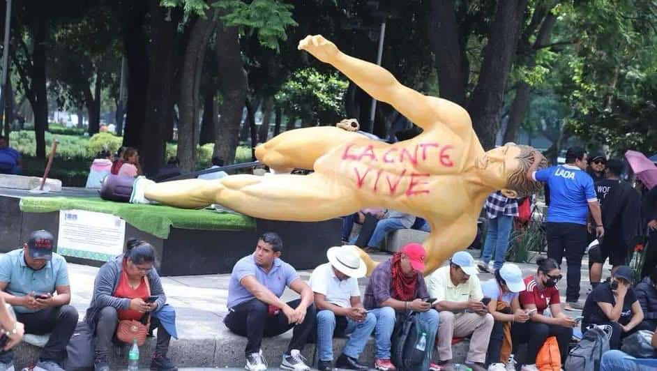Protestas de la CNTE vandalizan esculturas en Reforma