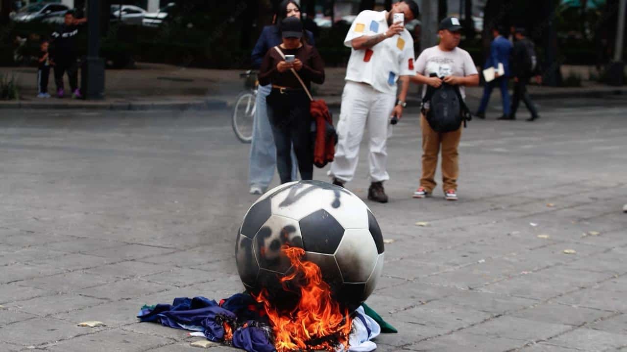Protestas de la CNTE vandalizan esculturas en Reforma