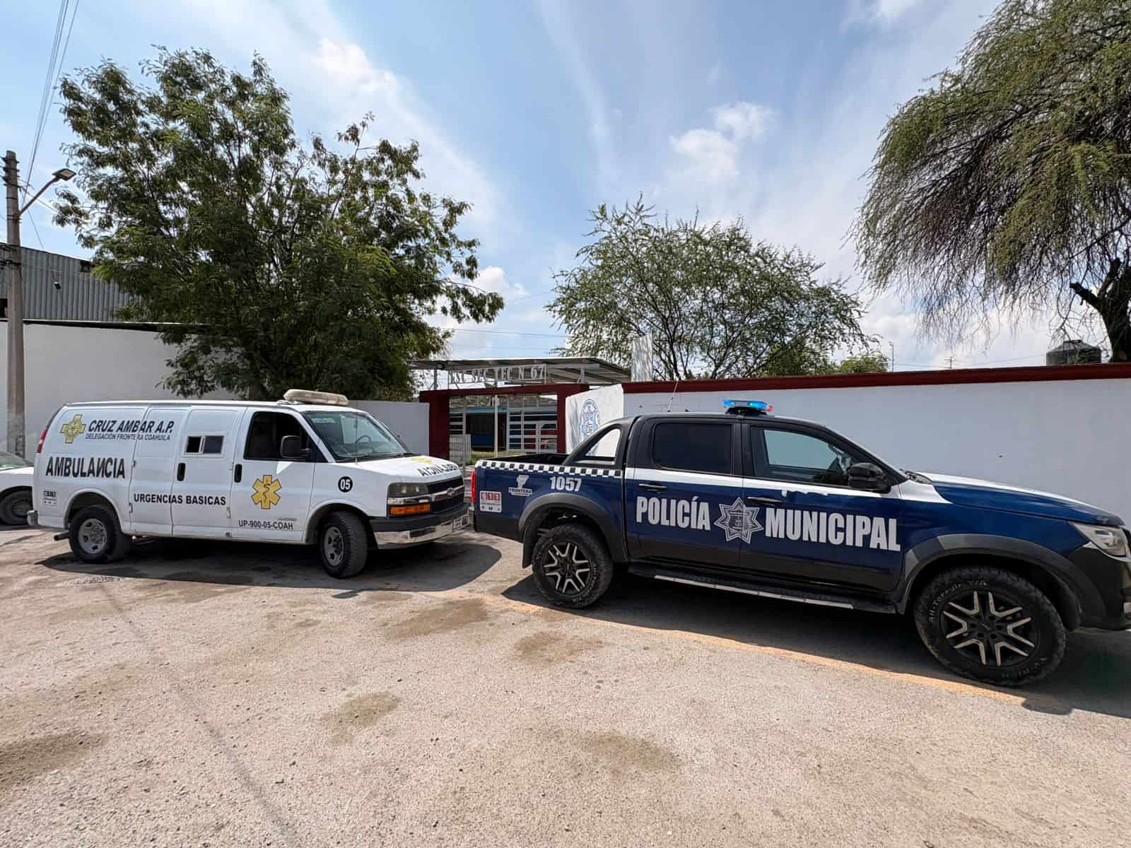 Tres planteles suspenden clases por colapso en drenaje; m&aacute;s de 350 alumnos afectados
