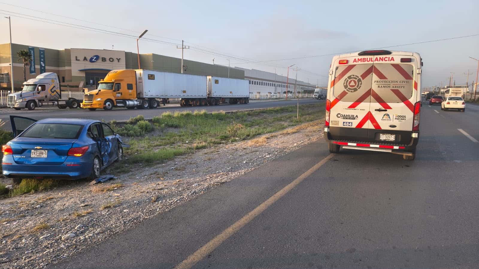 Mujer y ni&ntilde;o heridos en accidente con tractocami&oacute;n en Ramos Arizpe