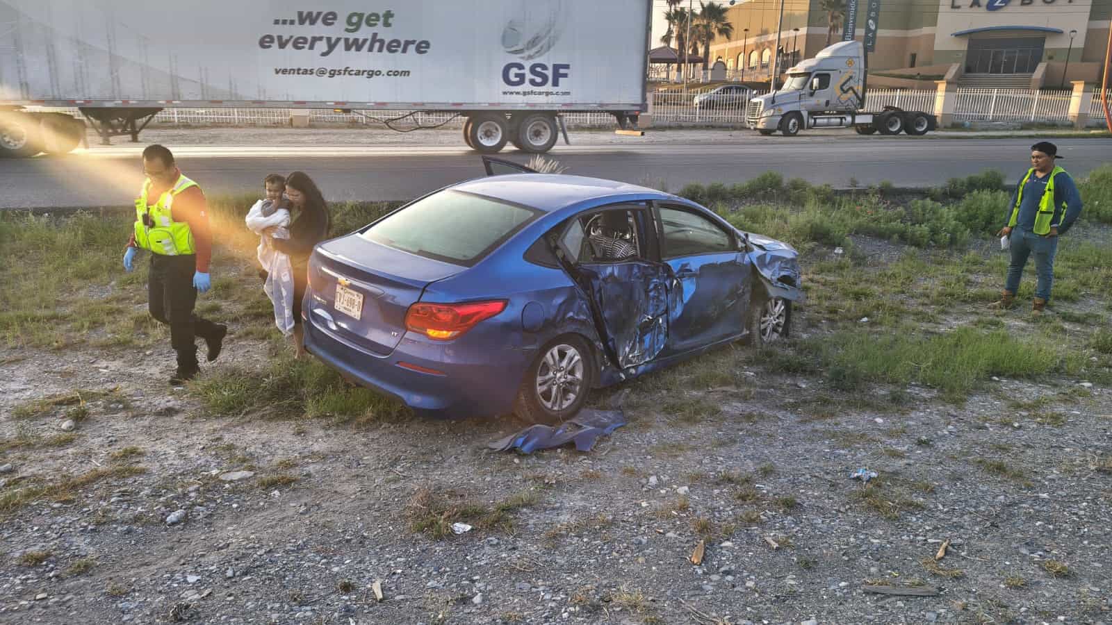 Mujer y ni&ntilde;o heridos en accidente con tractocami&oacute;n en Ramos Arizpe