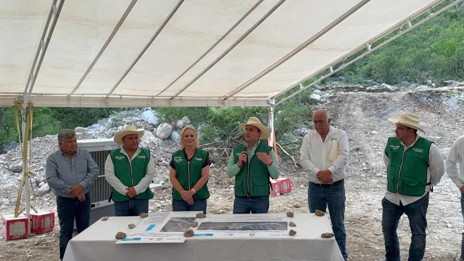 Manolo Jim&eacute;nez supervisa construcci&oacute;n de Pozo Aparicio III en M&uacute;zquiz