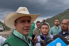 Manolo Jiménez supervisa construcción de Pozo Aparicio III en Múzquiz