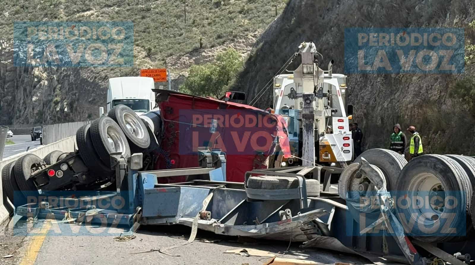 Tr&aacute;iler presuntamente se queda sin frenos y provoca choque en Los Chorros;
