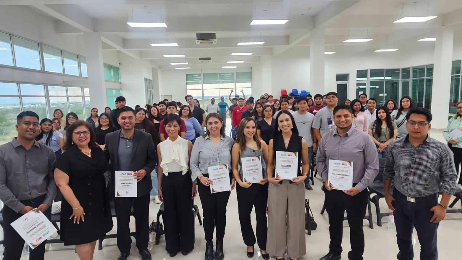 Llevan foro a estudiantes: Impulsan j&oacute;venes su camino al &eacute;xito en la UTCA