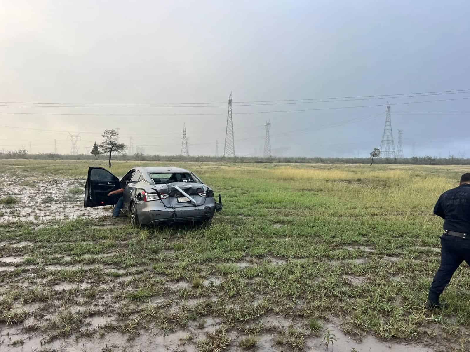 Automovilista derrapa bajo la lluvia y termina dentro de predios de la CFE