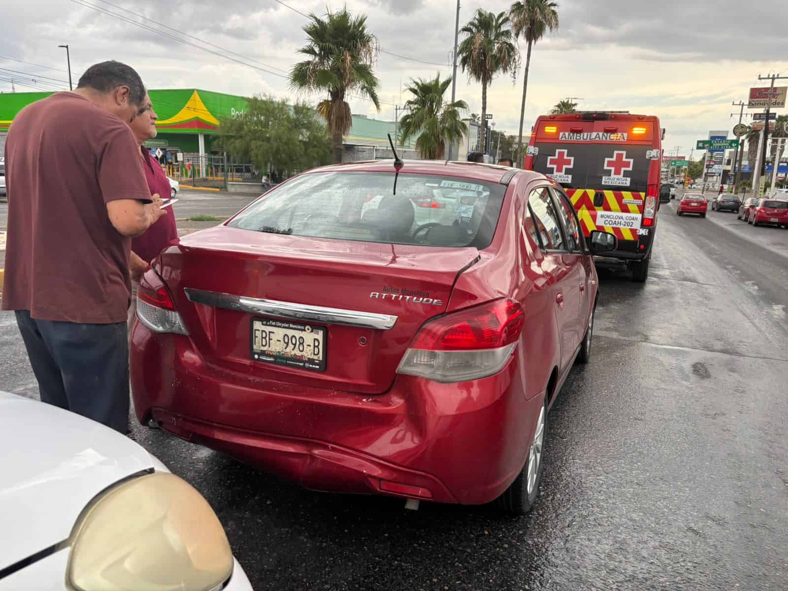 Conductor provoca accidente en Monclova tras lluvia intensa