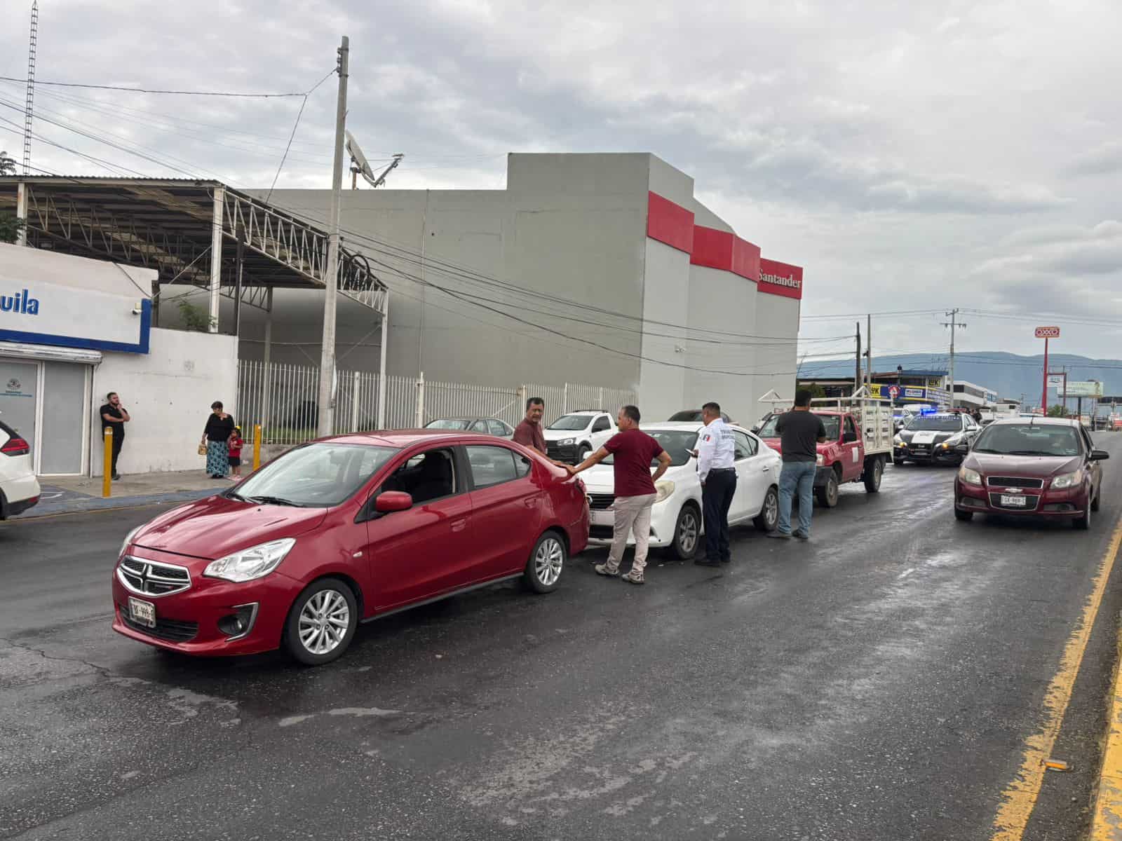 Conductor provoca accidente en Monclova tras lluvia intensa