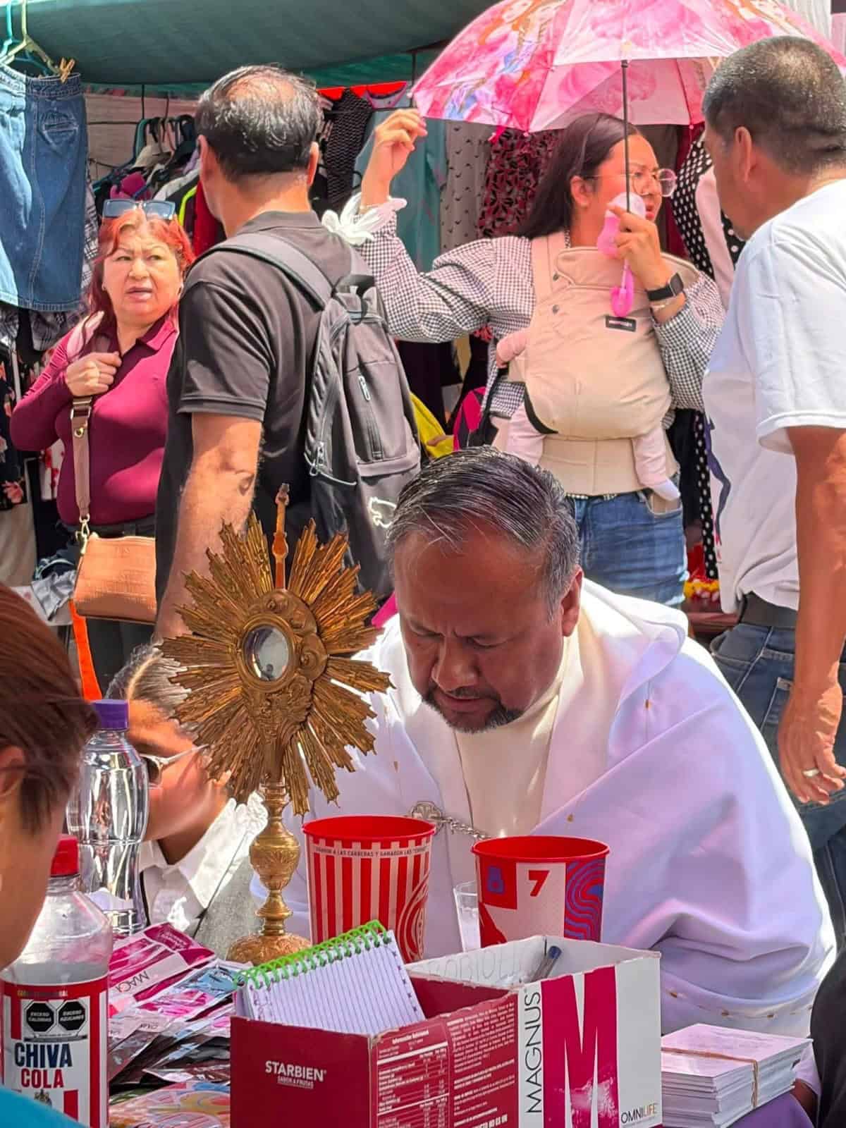 Padre Ferm&iacute;n lleva Corpus Christi al Mercadito de Bellavista en Saltillo
