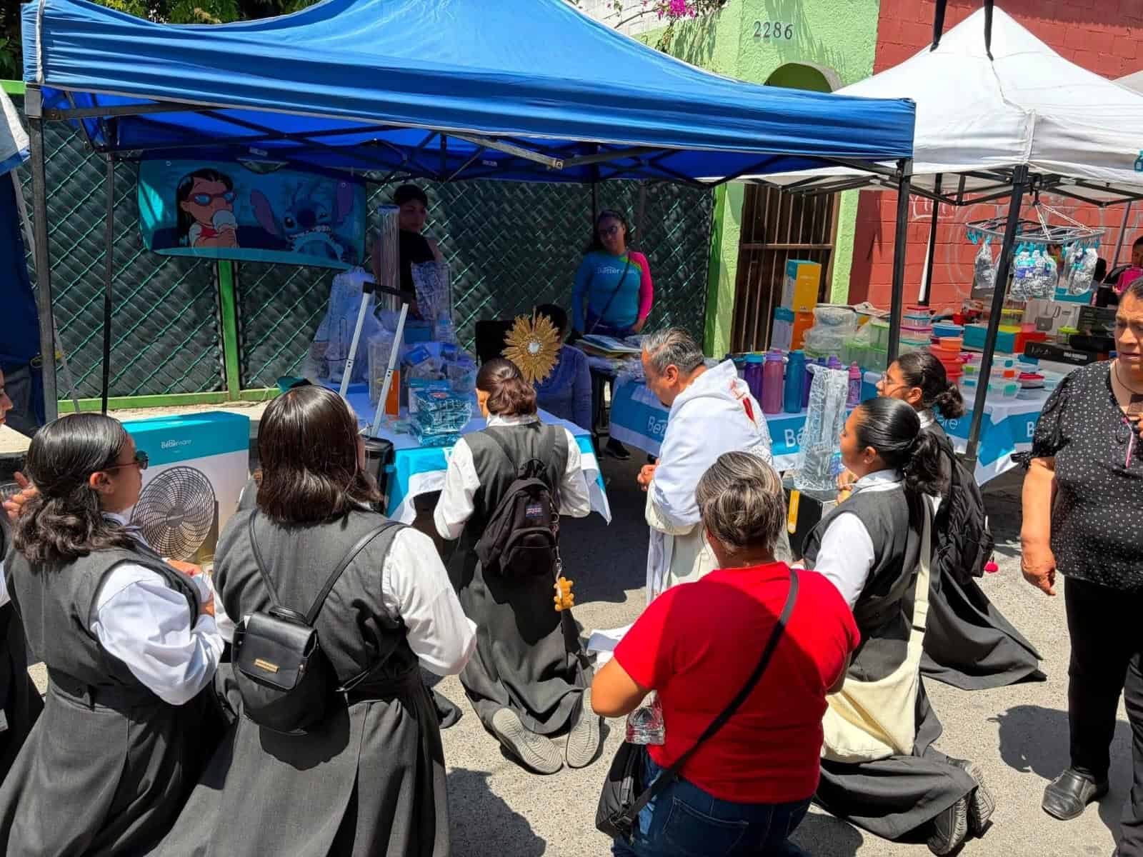 Padre Ferm&iacute;n lleva Corpus Christi al Mercadito de Bellavista en Saltillo