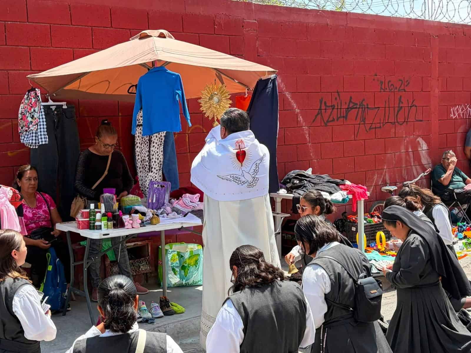 Padre Ferm&iacute;n lleva Corpus Christi al Mercadito de Bellavista en Saltillo