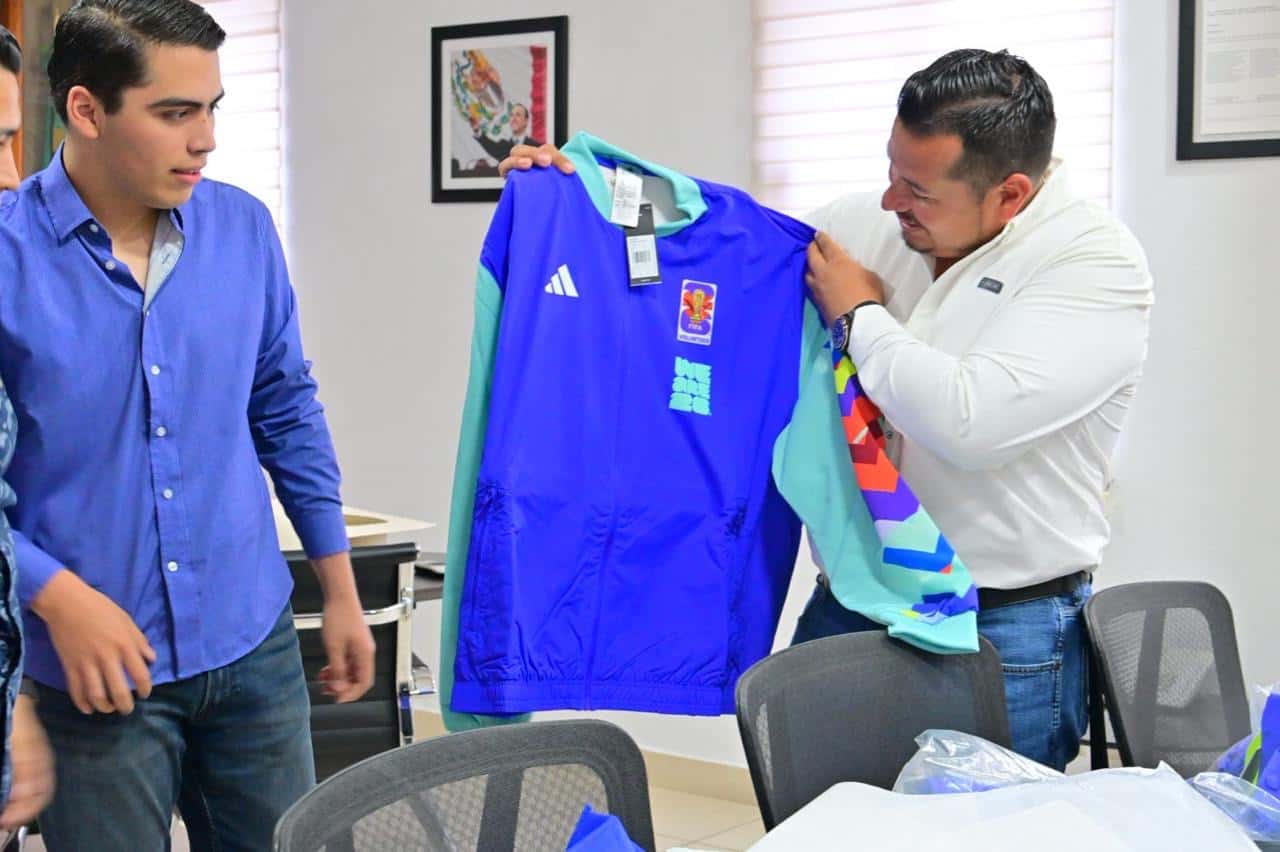 Javier Flores reconoce a j&oacute;venes de San Buenaventura en voluntariado FIFA 2026