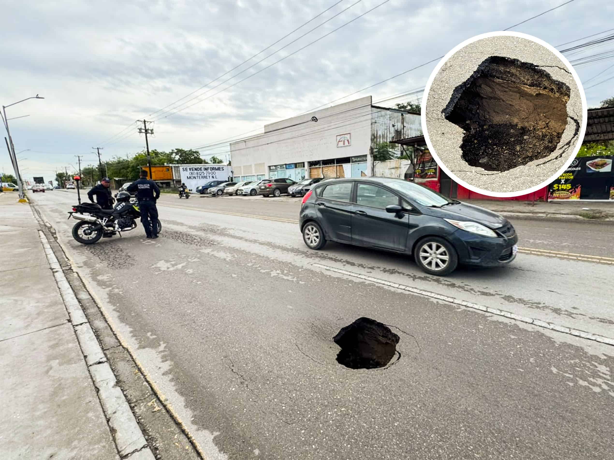 Se abre enorme socav&oacute;n en la avenida L&aacute;zaro C&aacute;rdenas; veh&iacute;culo queda atrapado