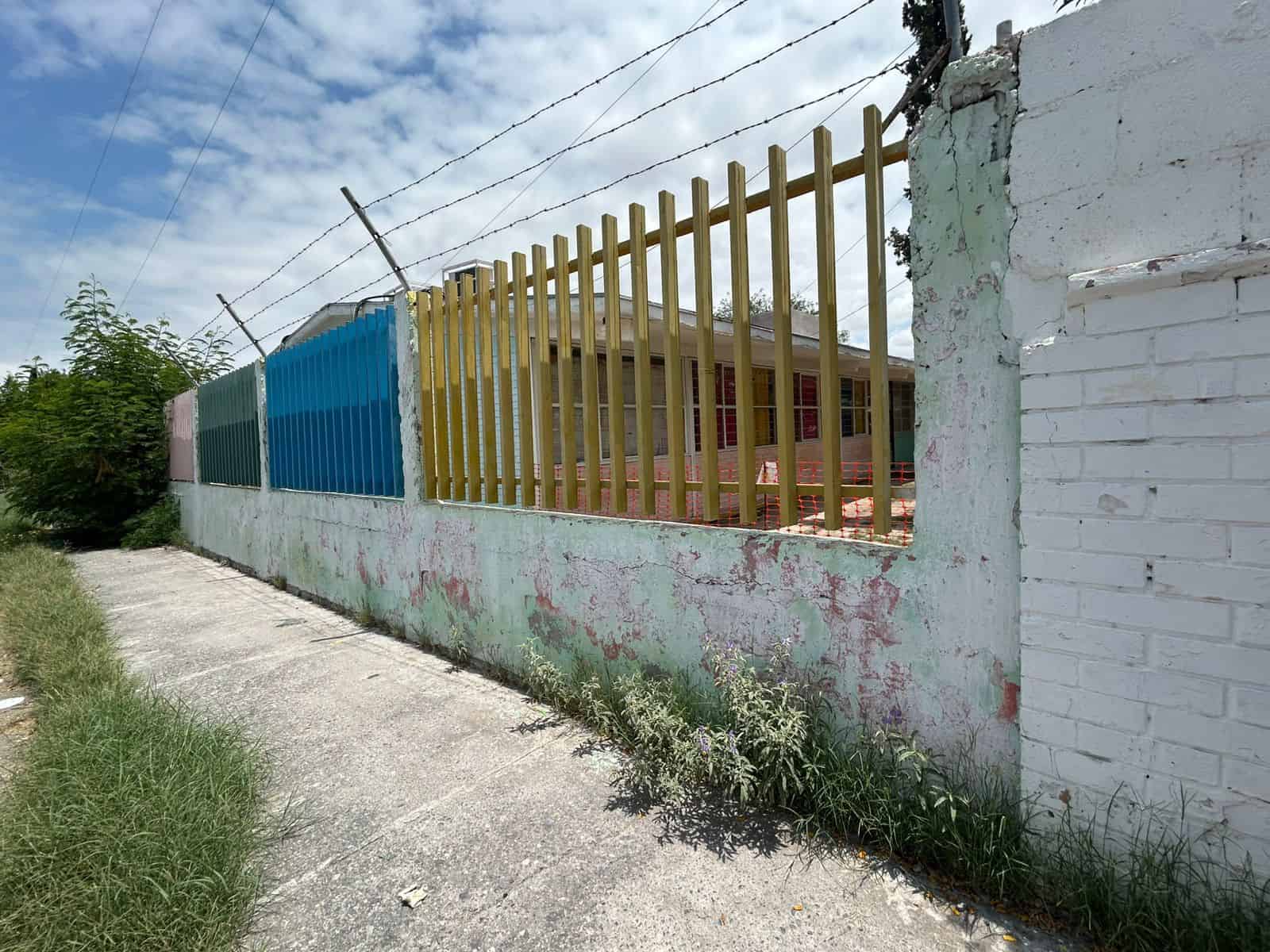Padres alertan por barda en riesgo en jard&iacute;n de ni&ntilde;os Amanda Gelasio