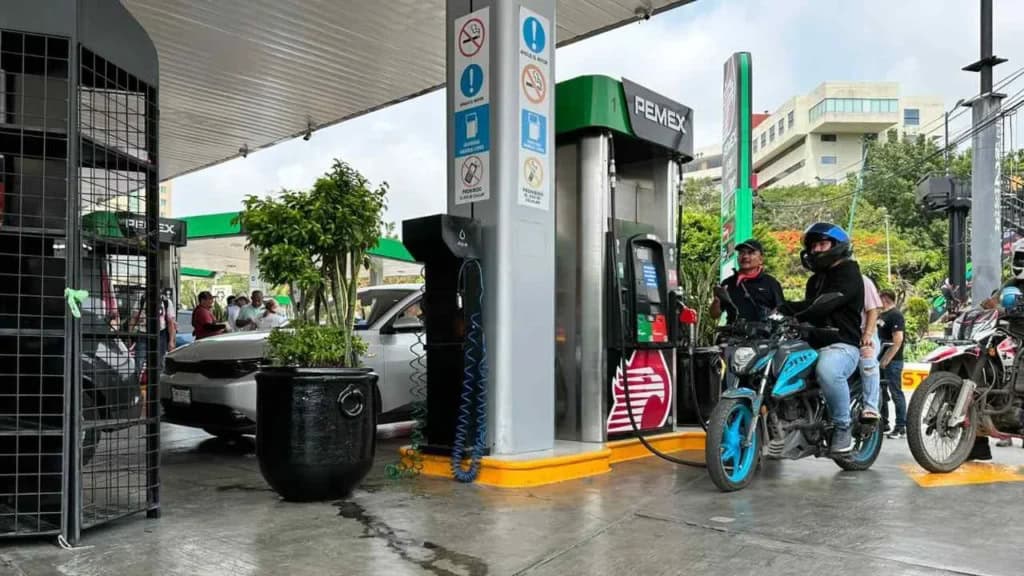 Maestros de la CNTE toman gasolineras en Chiapas y regalan combustible