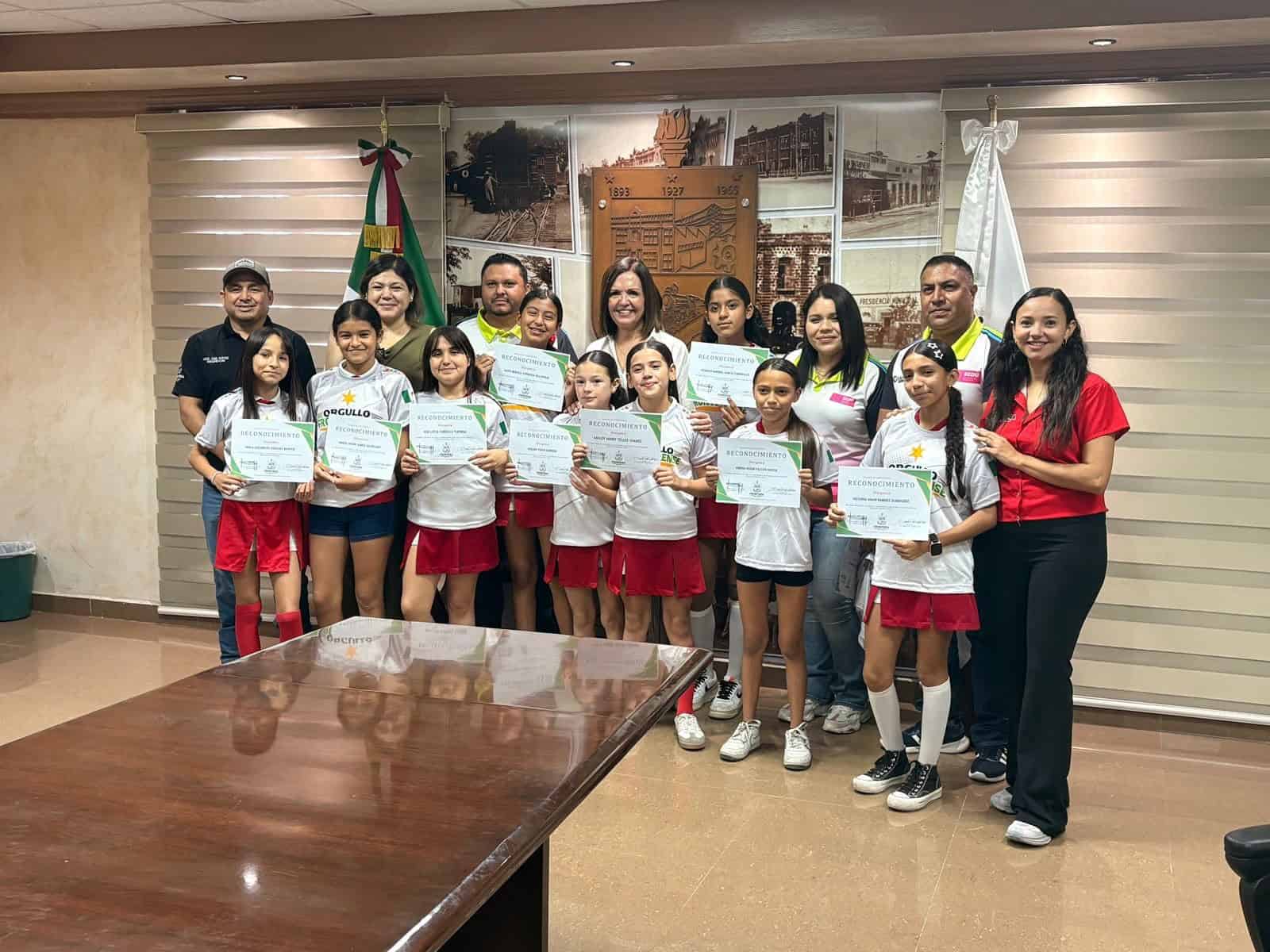 Sara Irma P&eacute;rez Cant&uacute; reconoce a campeonas de f&uacute;tbol en Frontera