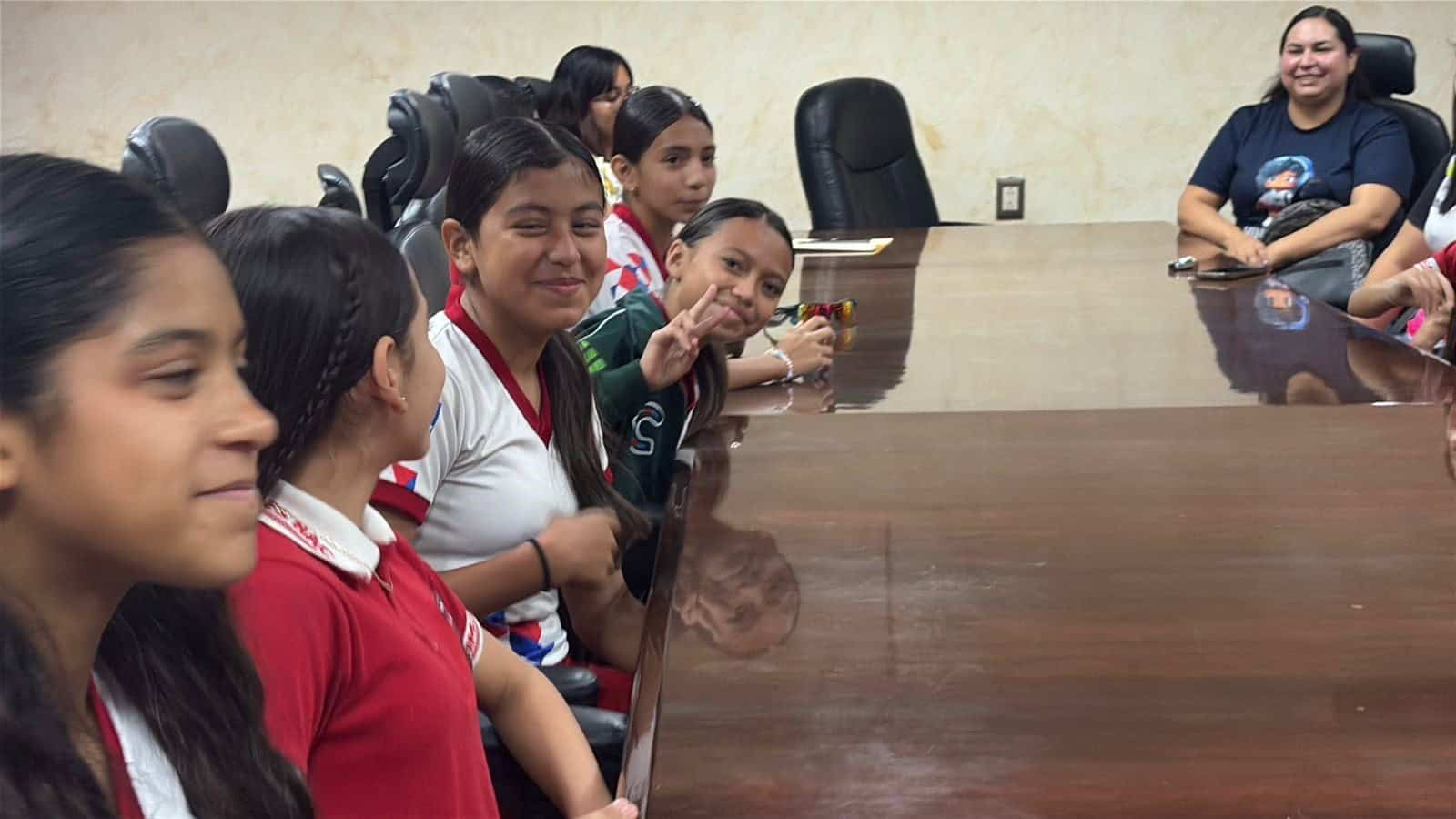 Sara Irma P&eacute;rez Cant&uacute; reconoce a campeonas de f&uacute;tbol en Frontera