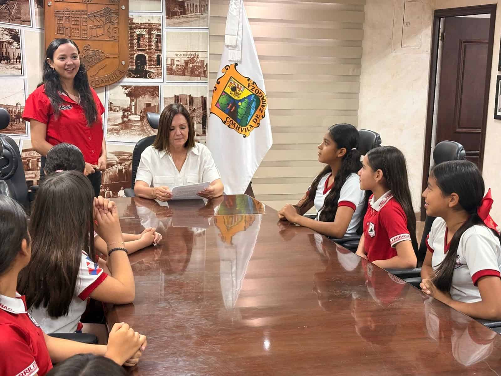 Sara Irma P&eacute;rez Cant&uacute; reconoce a campeonas de f&uacute;tbol en Frontera