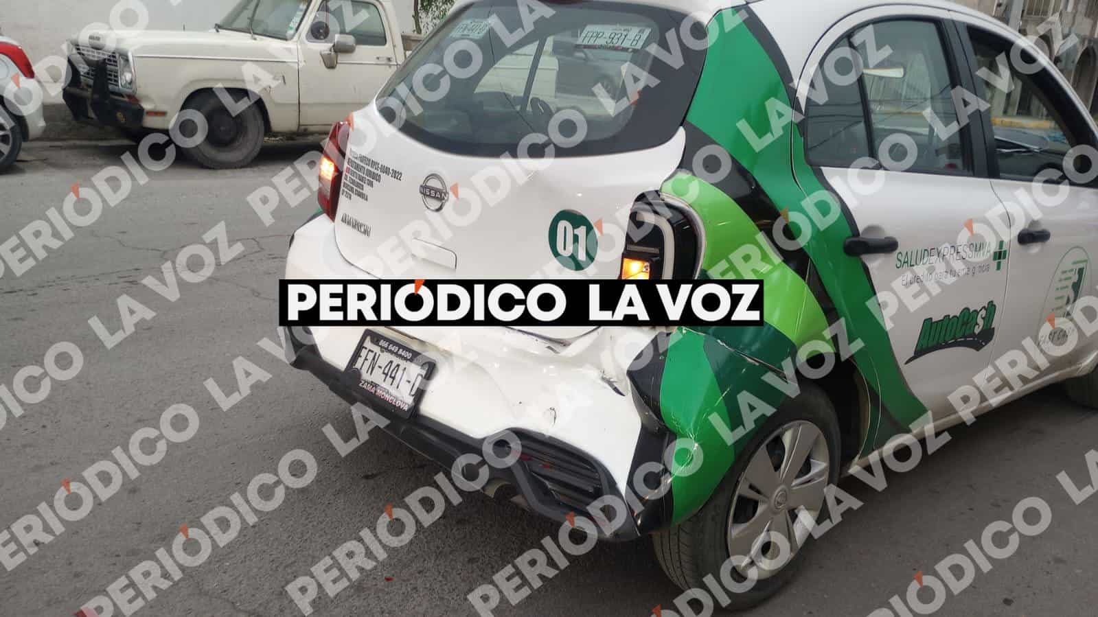 Colisi&oacute;n entre Nissan March y camioneta Ford deja da&ntilde;os en Frontera