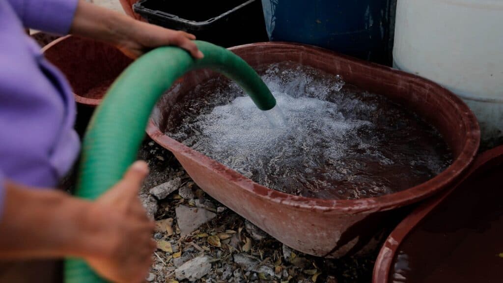 M&aacute;s de 250 familias en Monclova reciben agua a trav&eacute;s de pipas