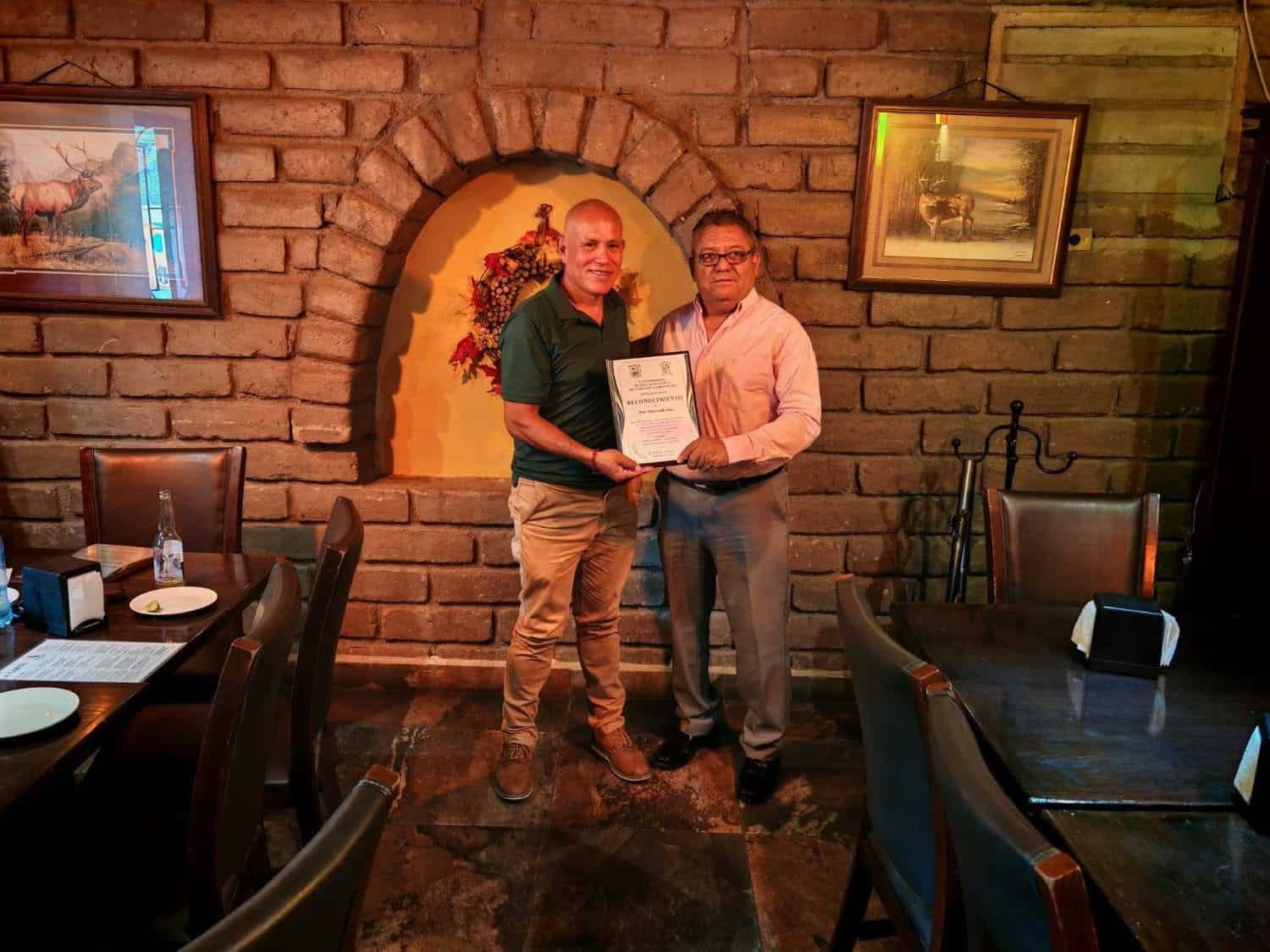 Reconocen a Luis Javier de los Santos y Efr&eacute;n Castillo en M&uacute;zquiz
