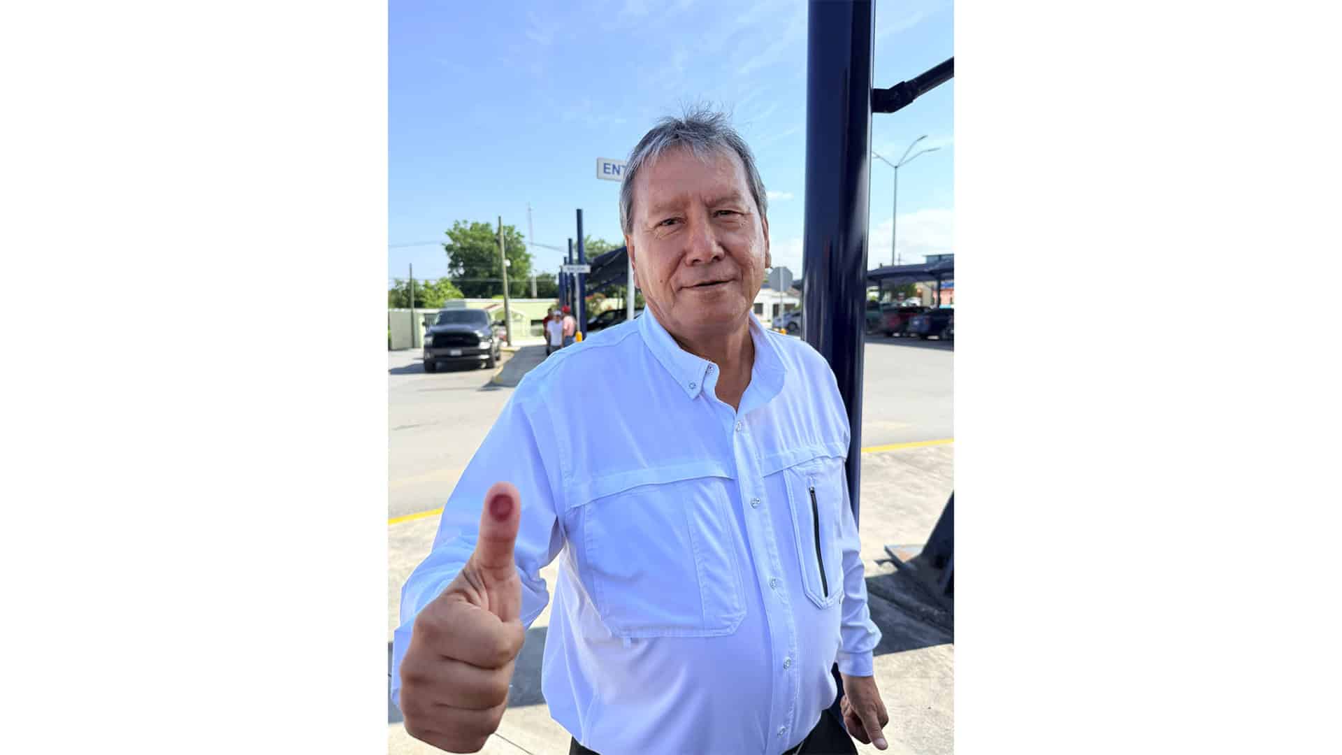 Oscar R&iacute;os Ram&iacute;rez emite su voto en San Juan de Sabinas