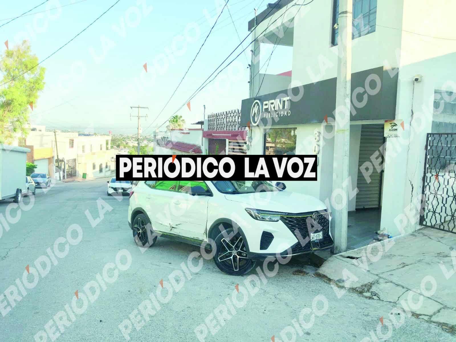 Chevrolet Avalanche negra causa estragos en Monclova