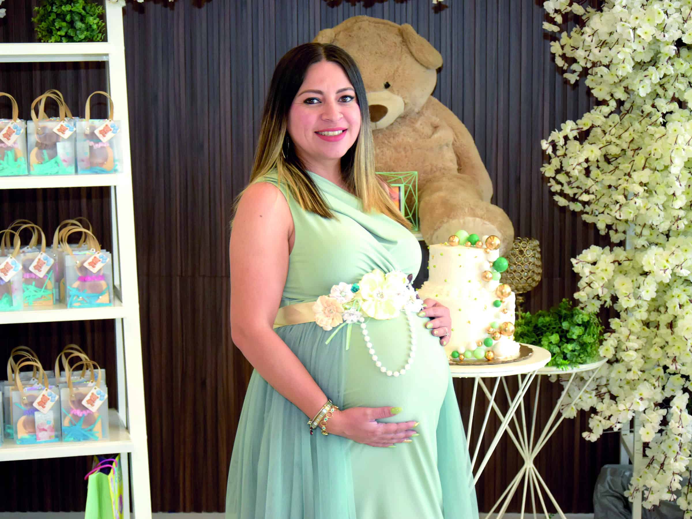 Cinthia Silva celebra su baby shower en compa&ntilde;&iacute;a de seres queridos