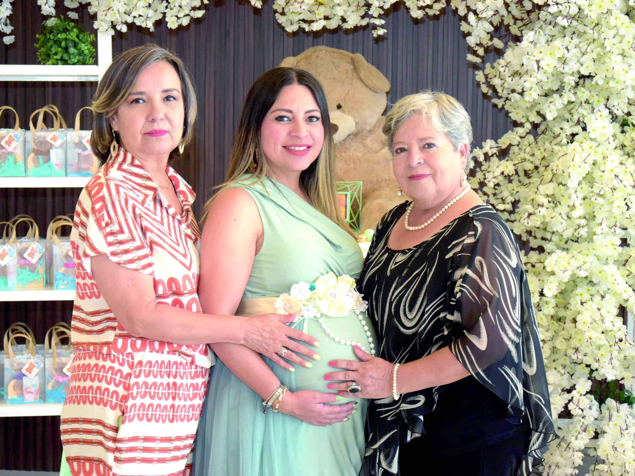 Cinthia Silva celebra su baby shower en compa&ntilde;&iacute;a de seres queridos