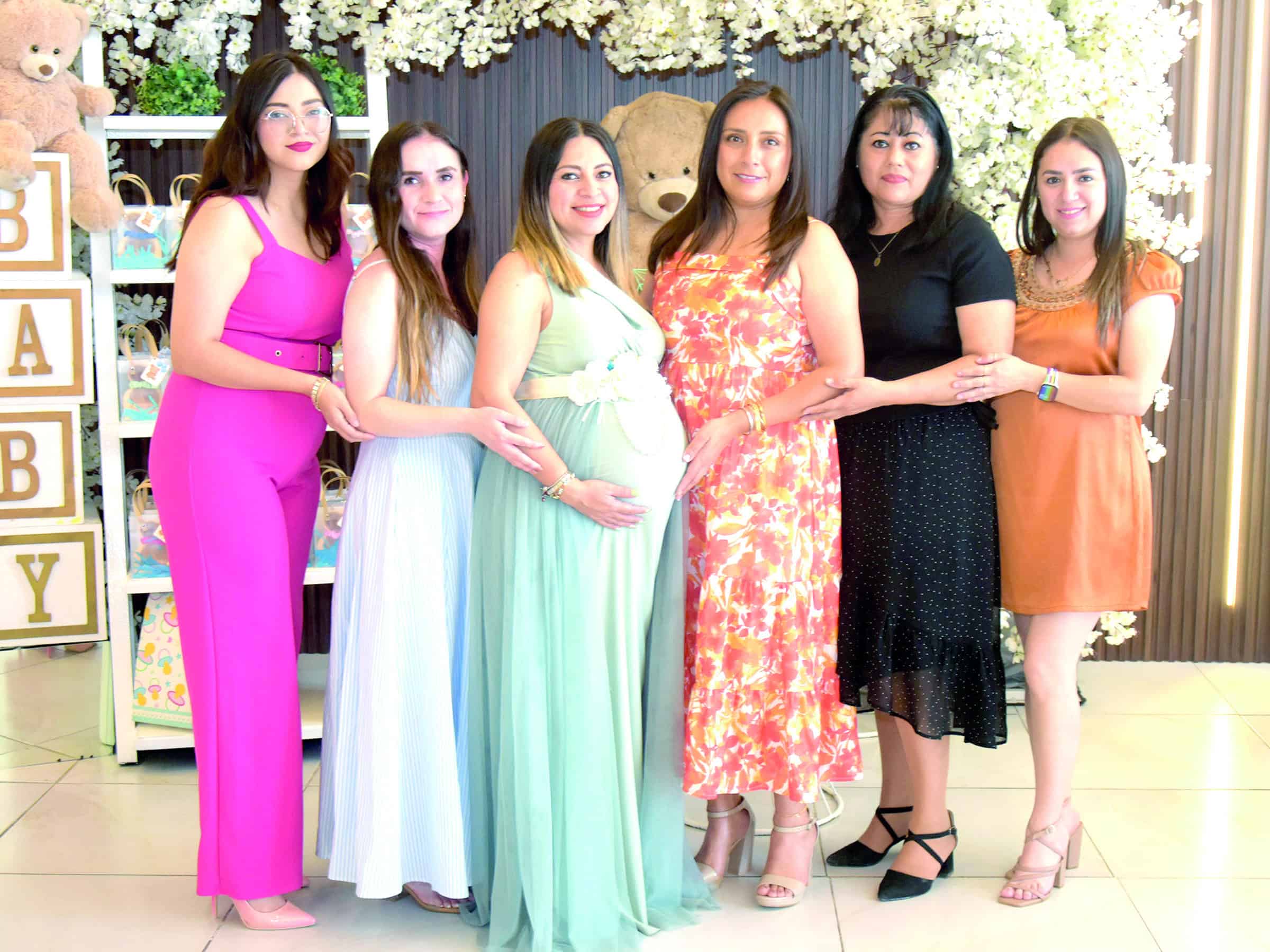 Cinthia Silva celebra su baby shower en compa&ntilde;&iacute;a de seres queridos