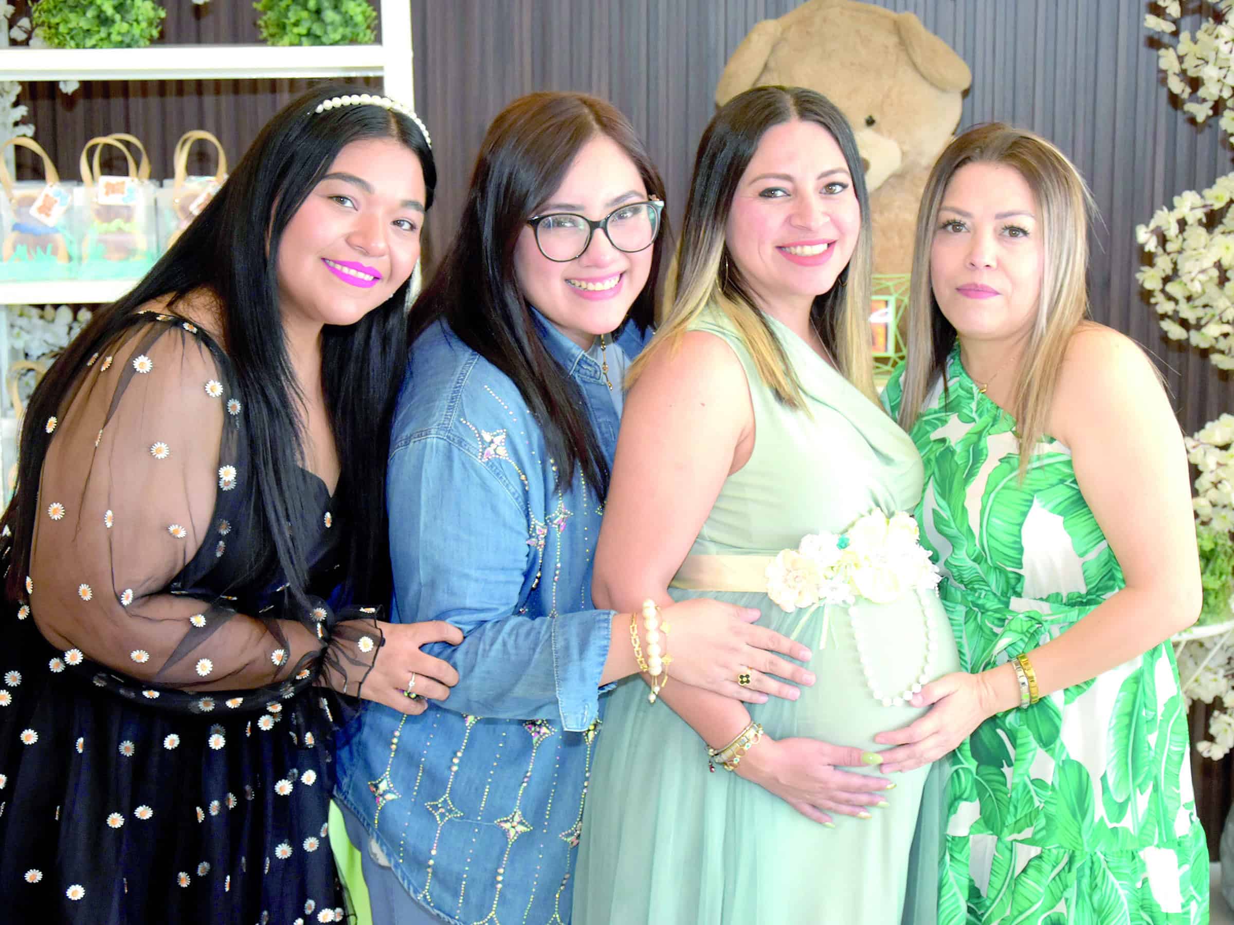 Cinthia Silva celebra su baby shower en compa&ntilde;&iacute;a de seres queridos