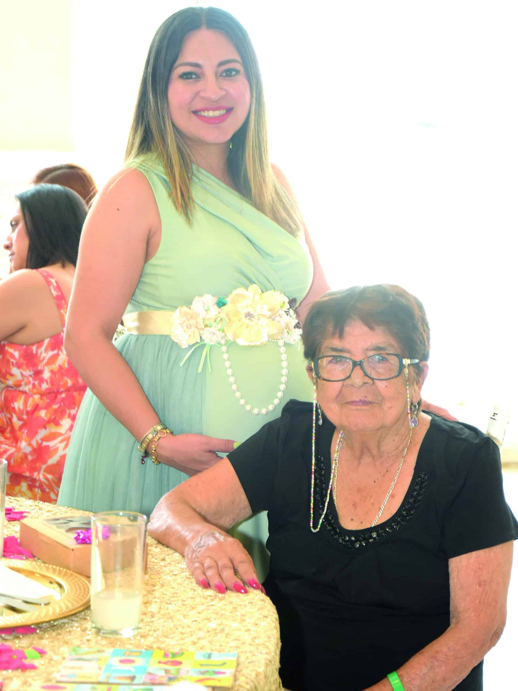 Cinthia Silva celebra su baby shower en compa&ntilde;&iacute;a de seres queridos