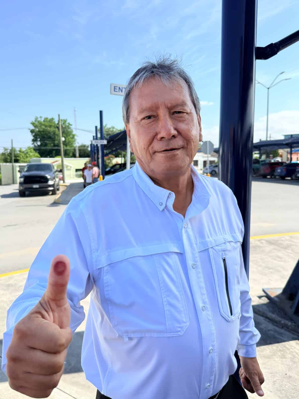 Oscar R&iacute;os Ram&iacute;rez emite su voto en San Juan de Sabinas