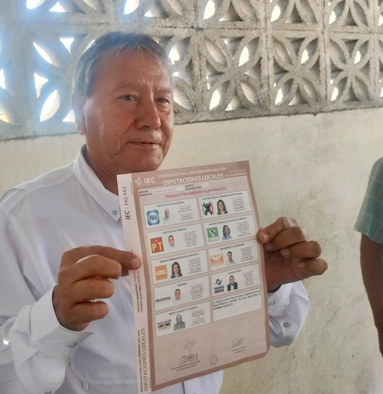 Oscar R&iacute;os Ram&iacute;rez emite su voto en San Juan de Sabinas