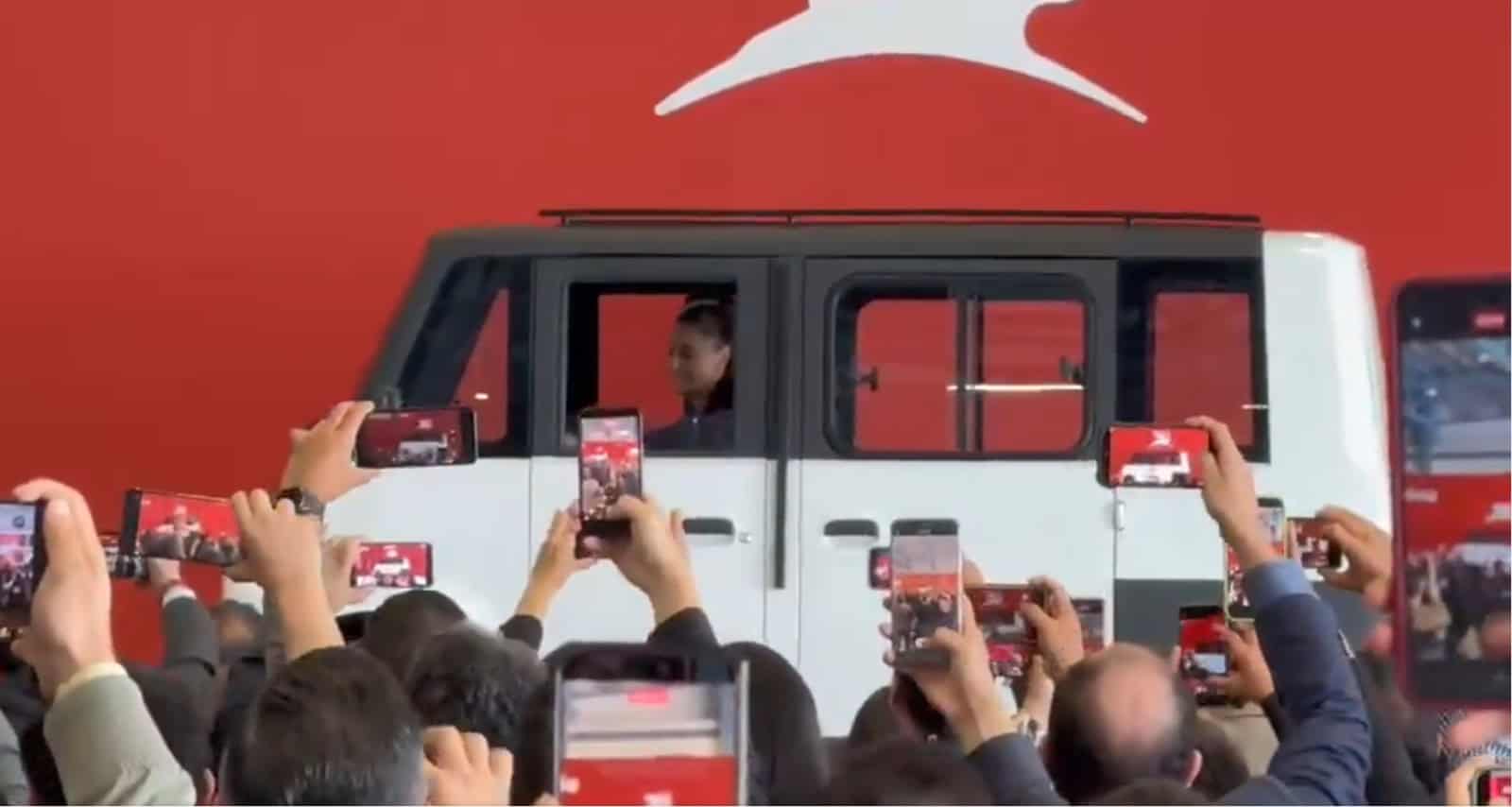 Claudia Sheinbaum sorprende al conducir Olinia, el primer veh&iacute;culo el&eacute;ctrico de M&eacute;xico
