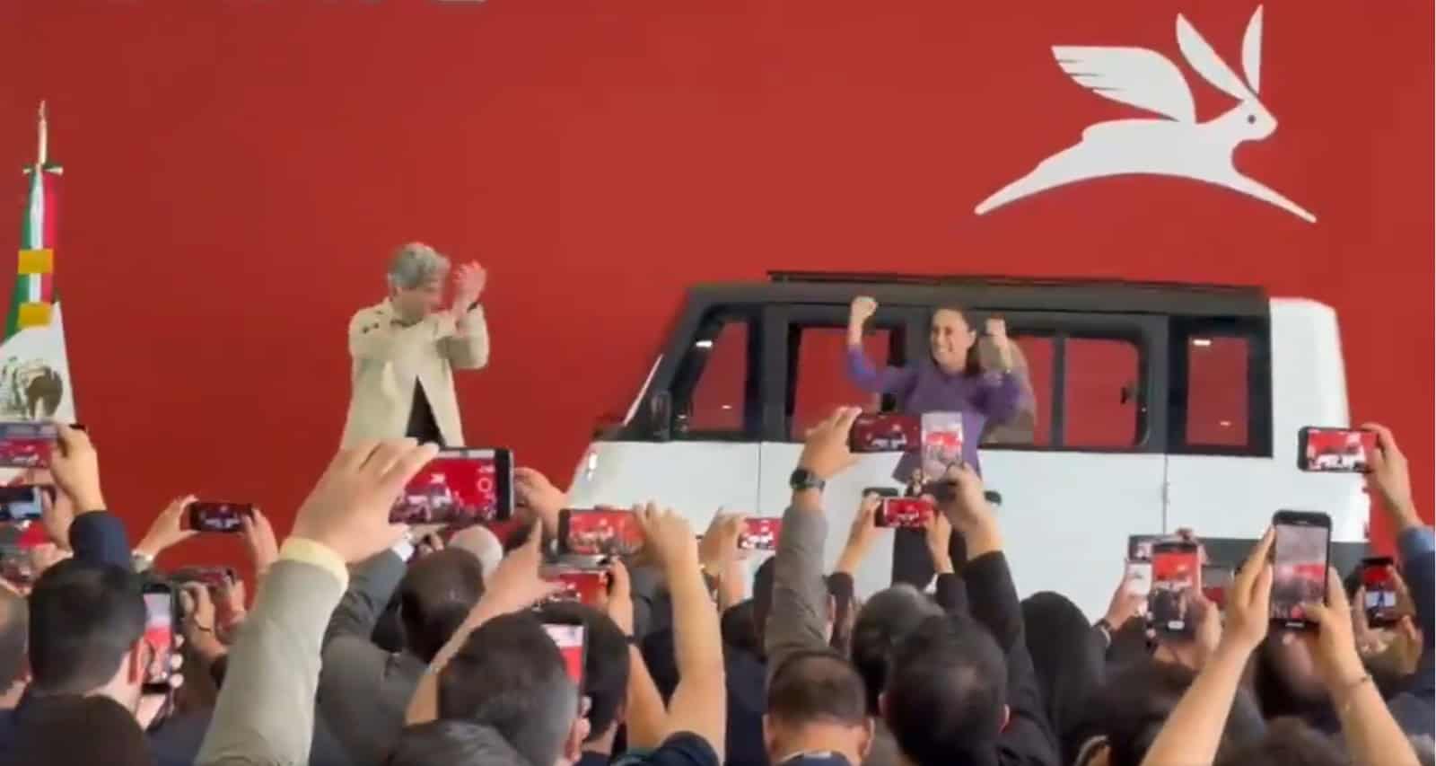 Claudia Sheinbaum sorprende al conducir Olinia, el primer veh&iacute;culo el&eacute;ctrico de M&eacute;xico