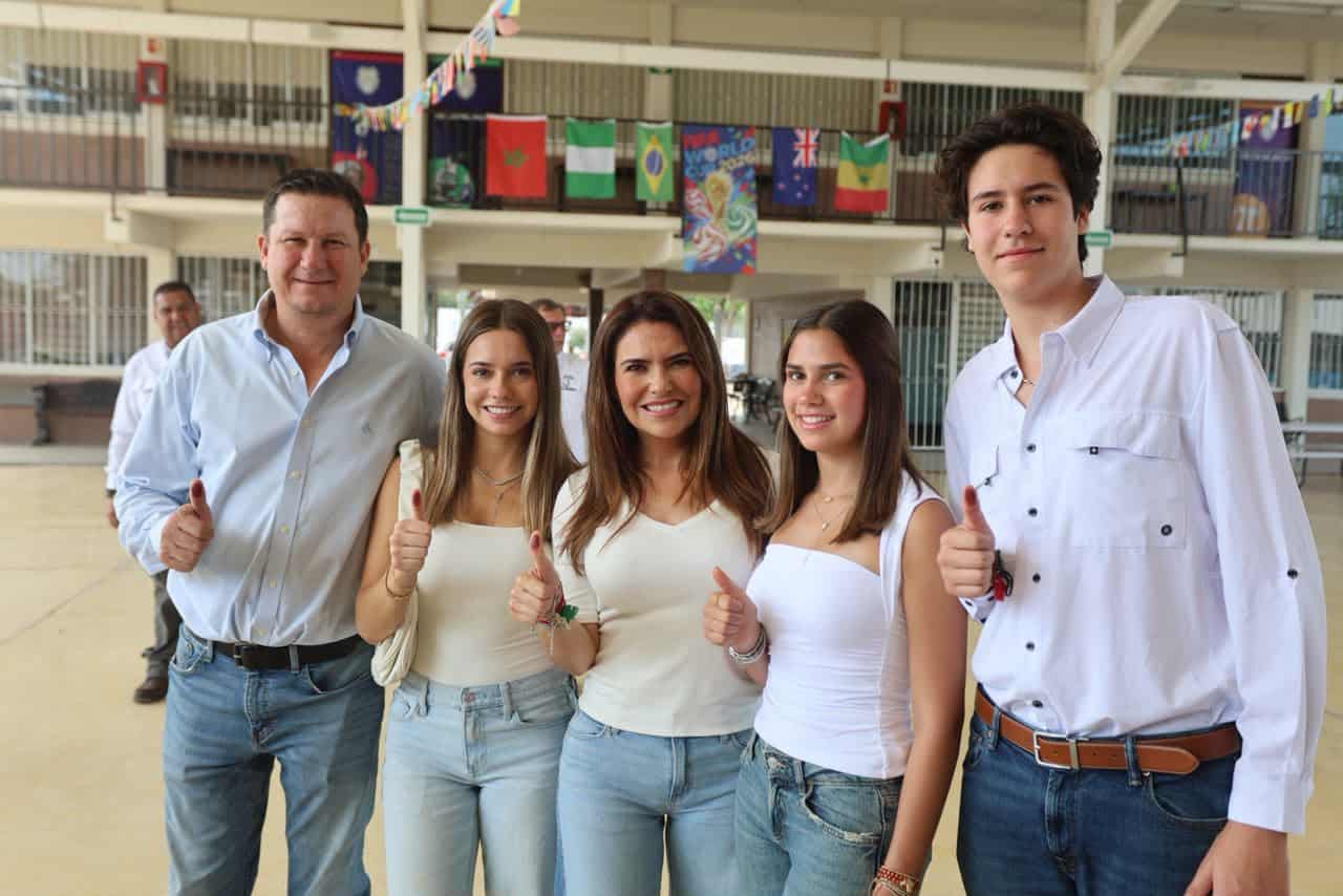 Claudia Garza emite su voto en Sabinas durante la elecci&oacute;n