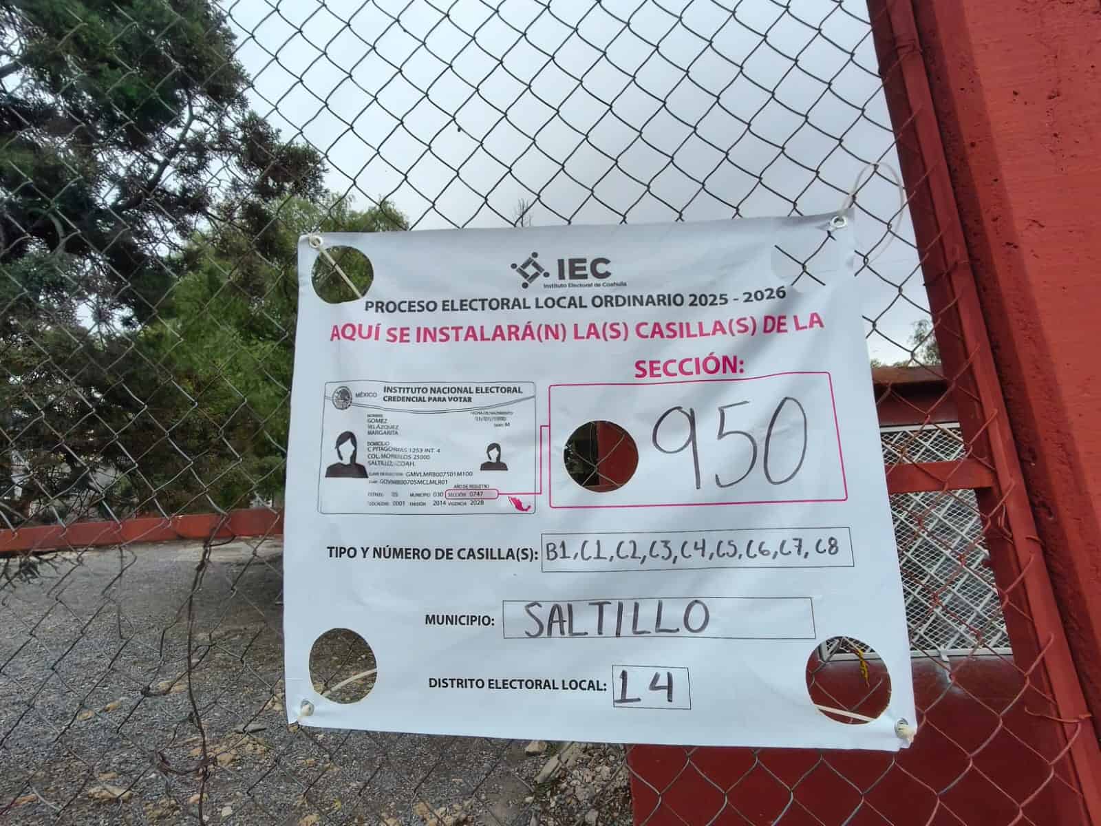 Retraso en votaci&oacute;n: largas filas en casilla electoral de Saltillo