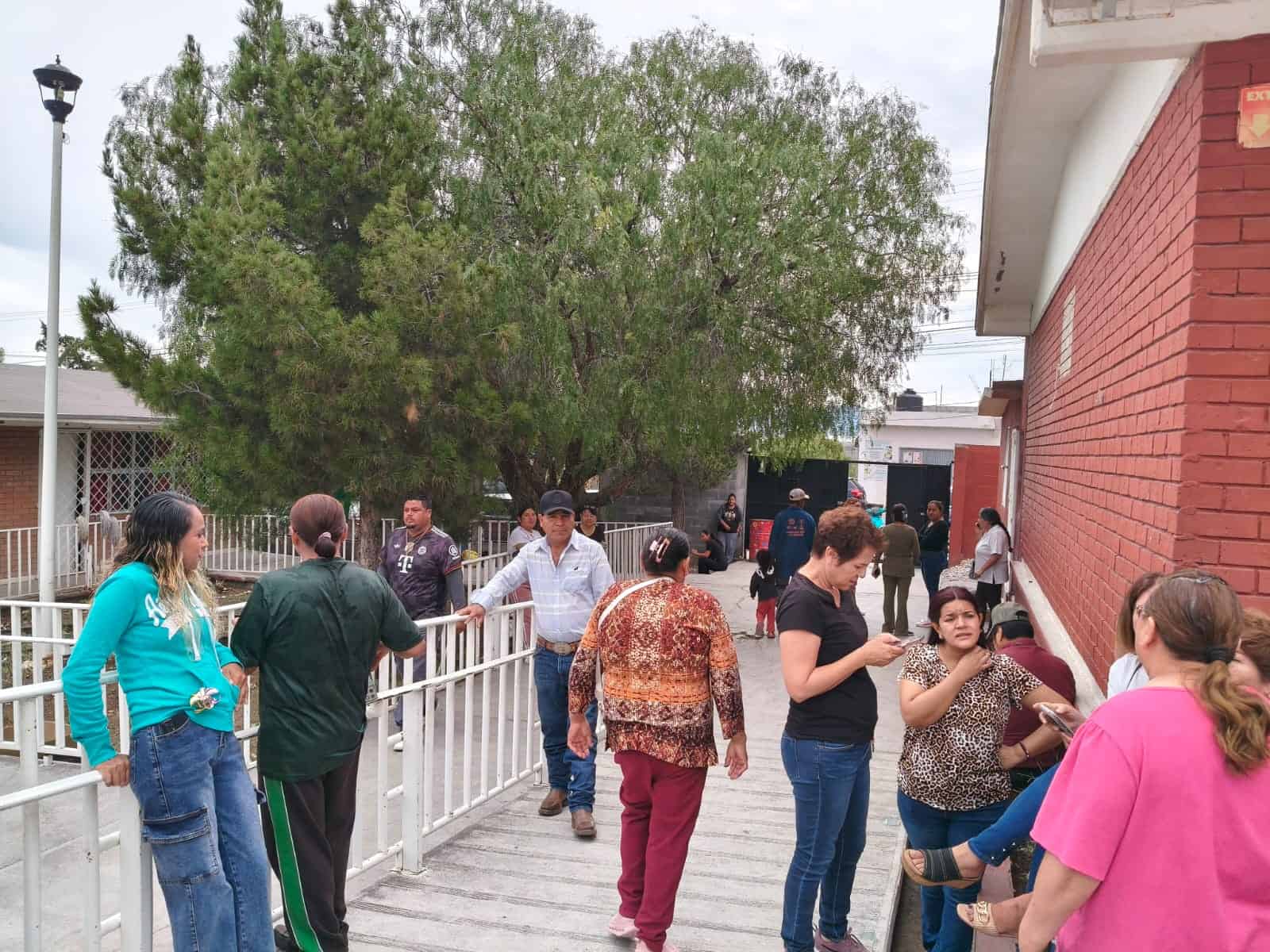 Retraso en votaci&oacute;n: largas filas en casilla electoral de Saltillo