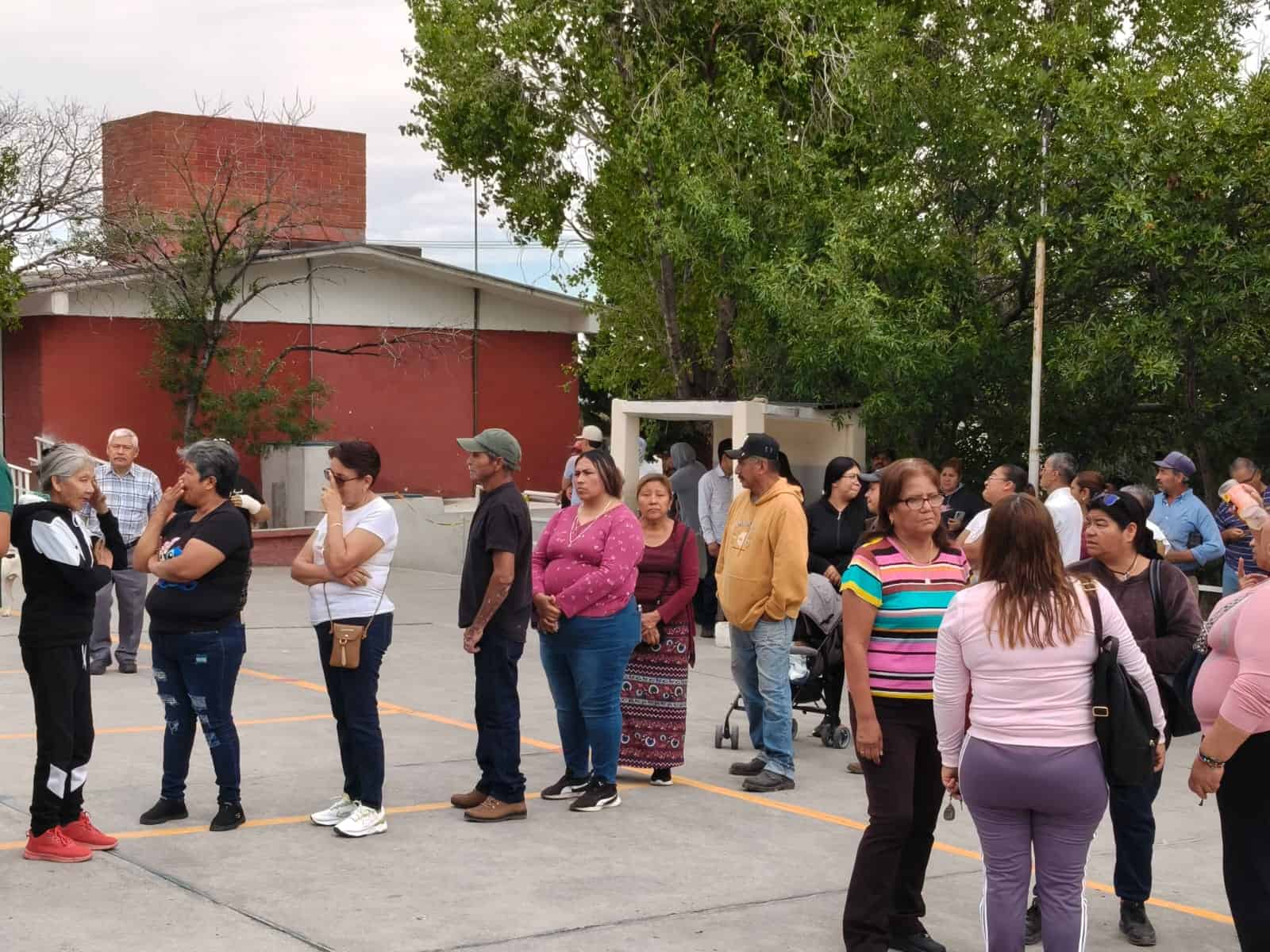 Retraso en votaci&oacute;n: largas filas en casilla electoral de Saltillo