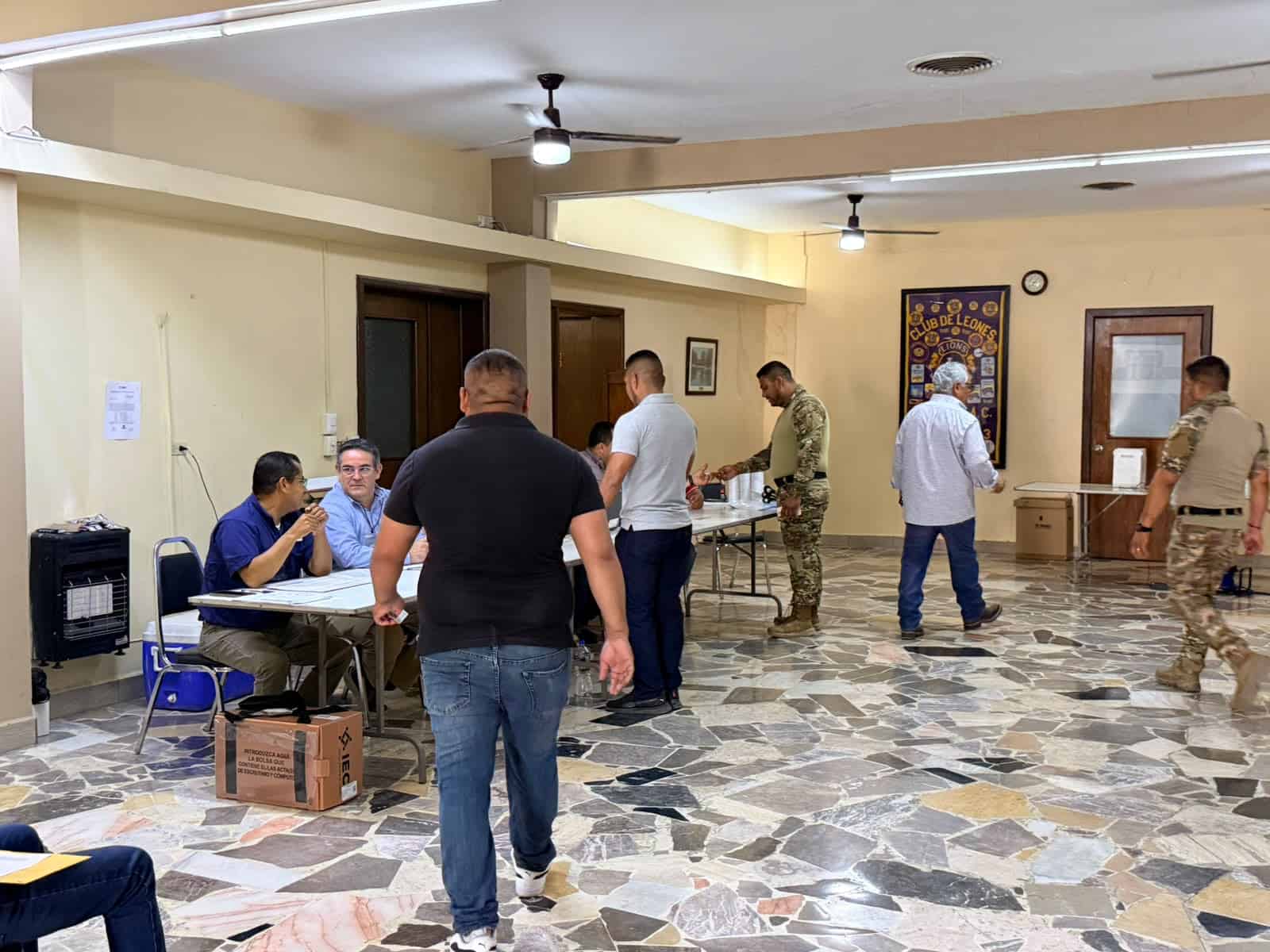 Considerable afluencia de votantes en casilla especial en Sabinas, cuentan con mil boletas
