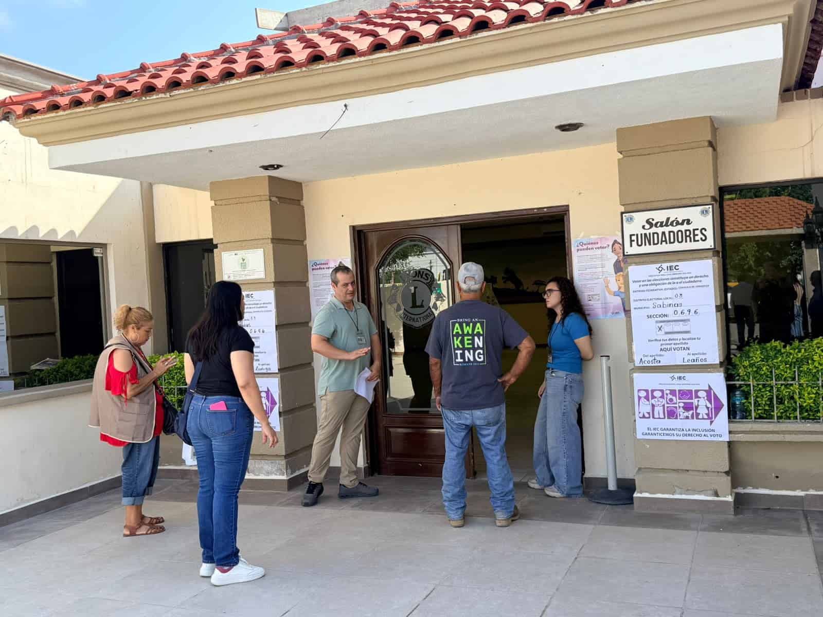 Considerable afluencia de votantes en casilla especial en Sabinas, cuentan con mil boletas