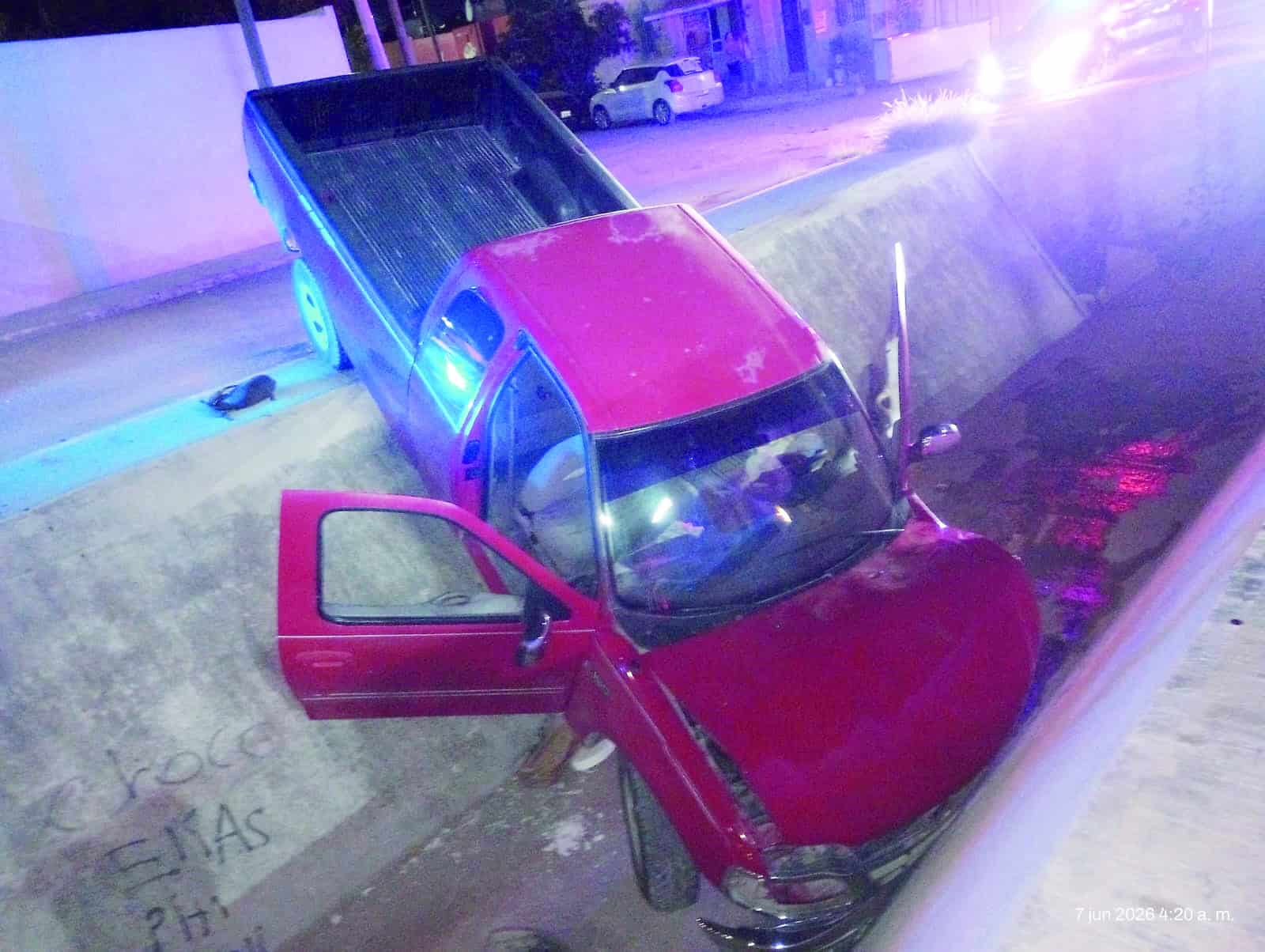 Conductor lesionado tras caer en arroyo en Monclova