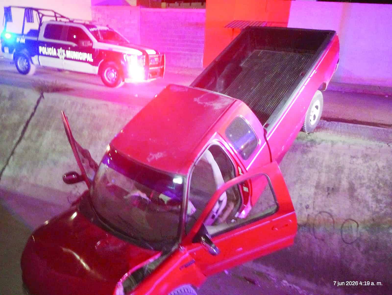 Conductor lesionado tras caer en arroyo en Monclova