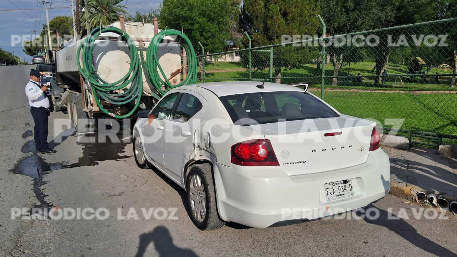 Choque de pipa de agua y autom&oacute;vil en Monclova deja da&ntilde;os materiales