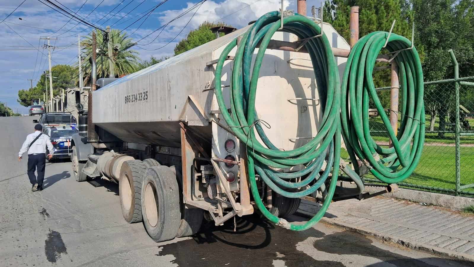 Choque de pipa de agua y autom&oacute;vil en Monclova deja da&ntilde;os materiales